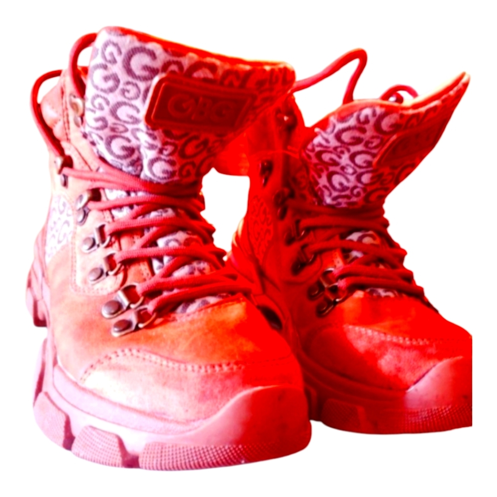 This GBG Hiking boots is an original Guess hiking shoes. Cognac Size 7M Cute!